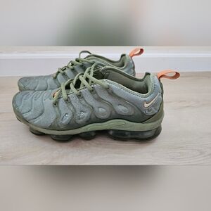 Nike Olive Green Sneakers with Peach Accents Vapormax